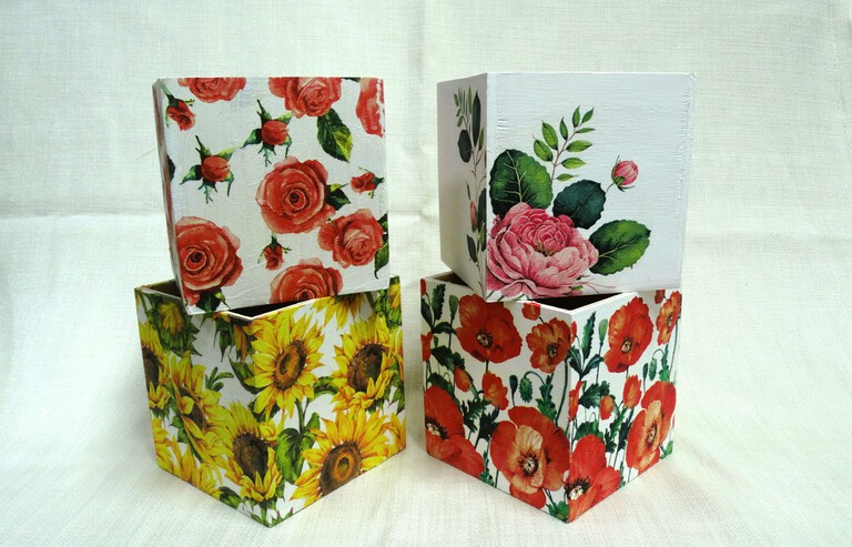 Drewniane pudełko z motywem kwiatowym  (1)